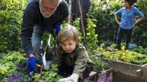Jardiner avec ses enfants