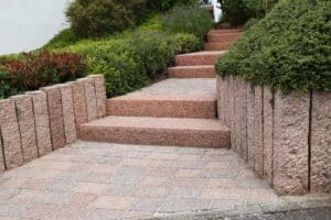 Comment aménager un jardin en pente ?