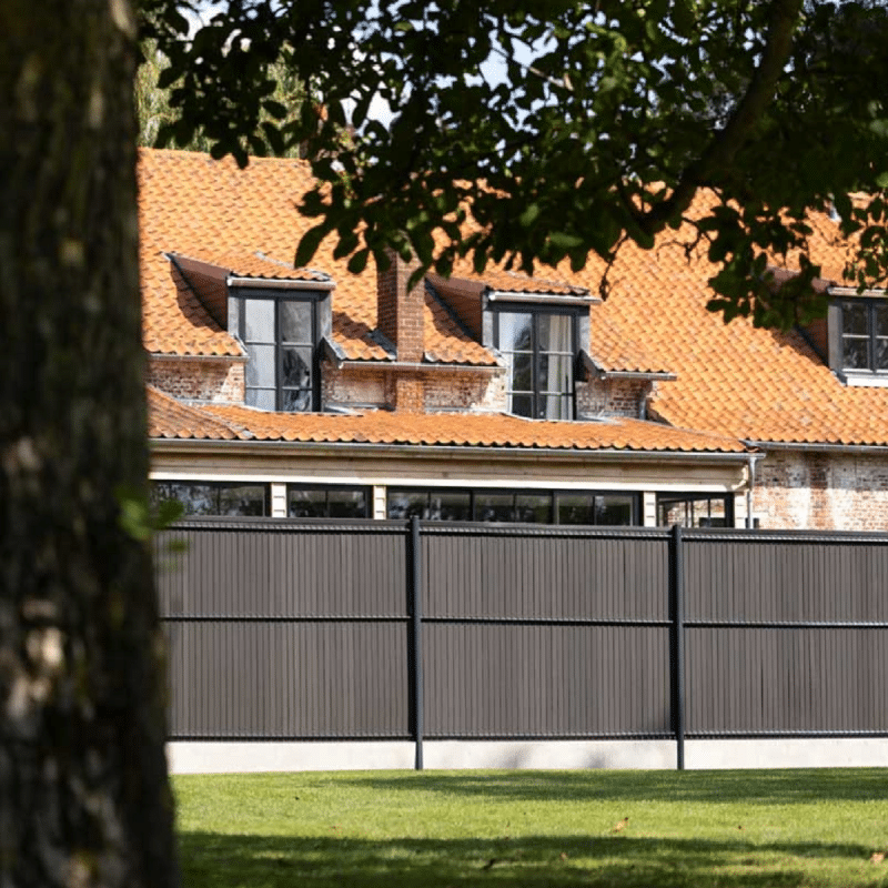 Comment installer des panneaux de grillage rigides ?